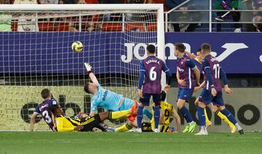 El central del equipo aragonés consiguió marcar de forma acrobática para adelantar a su equipo, aunque solo sirvió para conseguir un punto. El Eibar es uno de los mejores ataques de la categoría, pero Jair supo frenar a los delanteros armeros.