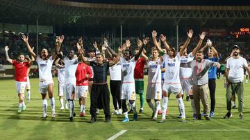 Los jugadores del Alanyaspor celebran la victoria sobre el Fenerbah&ccedil;e en un partido de la liga turca.