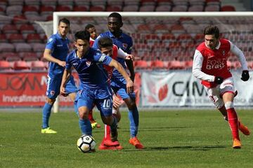 Debutó en el Gil Vicente de la Liga de Honra en Portugal y ahí se ha mantenido hasta la fecha. 
