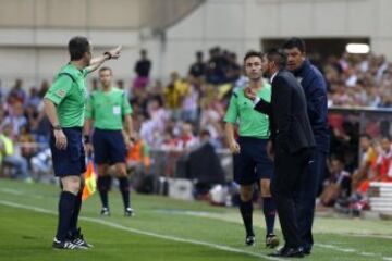 El árbitro Fernández Borbalán (i) expulsa al entrenador argentino del Atlético de Madrid, Diego Simeone (2d), durante el partido de vuelta de la Supercopa de España que se disputa esta noche en el estadio Vicente Calderón. 