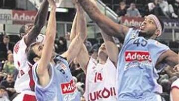 <b>SIN FRUTO.</b> De nada sirvió al Estudiantes capturar más rebotes.