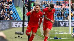 MADRID, 30/03/2024.- El jugador del Sevilla FC Sergio Ramos (i) marca el 0-1 contra el Getafe, durante el partido correspondiente a la jornada 30 de LaLiga que disputaron ambos equipos este sábado en el Estadio Coliseum. EFE/ Zipi
