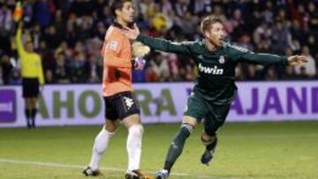 "¿DE VERDAD ME ANULAS EL GOL?". Eso parece preguntar Sergio Ramos, con cara de asombro, al árbitro Pérez Montero cuando vio interrumpida su celebración por la anulación del gol legal logrado por el central sevillano en Zorrilla (minuto 64). Benzema le pasó la pelota cuando Ramos estaba medio metro en posición correcta. Mou se lo recriminó al cuarto árbitro.