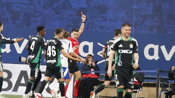 El árbitro Sánchez Villalobos le muestra la tarjeta roja directa a Dani Gómez.