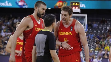 Pau Gasol protesta a uno de los árbitros del partido.