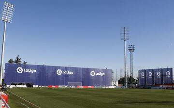 El fondo y la grada lateral aparecen cubiertos con el logo de LaLiga