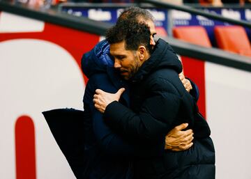 Saludo entre el entrenador del Atlético de Madrid, Diego Pablo Simeone, y Gaizka Garitano, entrenador de la Unión Deportiva Almería. 