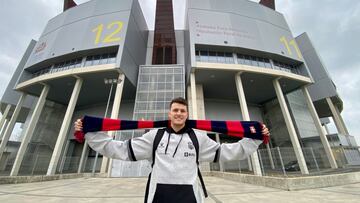 Yanni Wetzell posa con la bandera del Baskonia.