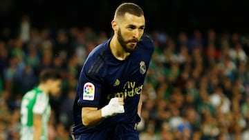 Benzema celebra su gol en el Villamarín.