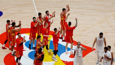 Rudy Fernández, en el centro de la imagen, celebra con sus compañeros la victoria frente a Irán.