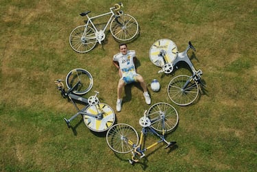 Aunque de 1962 a 1994 se disputó una contrarreloj por selecciones (a excepciones de los años olímpicos de 1972 a 1992), en 1994 entró la disciplina de crono individual por primera vez en el programa del Mundial de ciclismo en carretera. El británico Chris Boardman se colgó el oro inaugural. En cuanto a las mujeres, hubo que esperar hasta 1958, en Reims (Francia), para que se diera luz verde a su competición de fondo. En aquella primera edición la luxemburguesa Elsy Jacobs superó al resto.