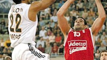 <b>FUSILERO. </b>Bullock, máximo encestador del choque con 25 puntos, lanza frente a Iturbe, el mejor en el Estudiantes.