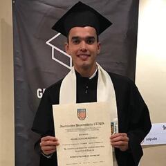 Felipe Aguilar se gradúa como administrador de empresas