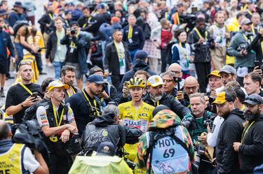 Pogacar, rodeado por la prensa a su llegada a la meta, se proclamó campeón del Tour de Francia.