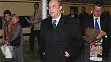 <b>PROBÓ EL AVE</B>. Florentino, a su llegada a Zaragoza.