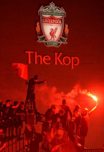 Seguidores del Liverpool celebran por las calles de la ciudad la primera liga de su equipo en 30 años.