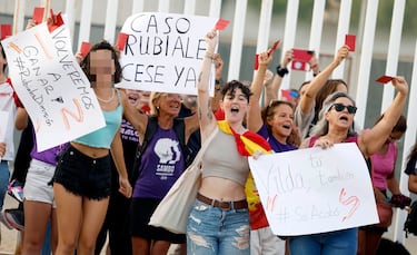 Con tarjetas rojas y pancartas reivindicativas los manifestantes piden la dimisión del presidente de la RFEF, Luis Rubiales.