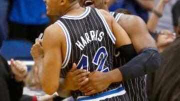 Tobias Harris celebra con Glen Davis el triunfo.