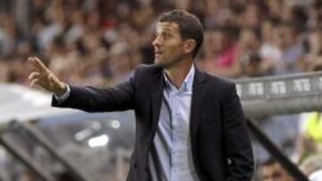 GRA600. MÁLAGA. 24/09/2014. El entrenador del Málaga CF Javi Gracia, durante el encuentro de la quinta jornada de Liga en Primera División que Málaga CF y FC Barcelona disputan esta noche en el estadio de La Rosaleda, en Málaga. EFE/ Daniel Pérez