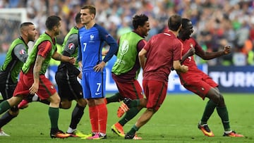 (FILES) This file photo taken on July 11, 2016 shows Portugal&#039;s forward Eder (R) celebrating with teammates past France&#039;s forward Antoine Griezmann (C) after he scored during the Euro 2016 final football match between Portugal and France at the Stade de France in Saint-Denis, north of Paris, on July 10, 2016.
 Ederzito Antonio Macedo Lopes, aka Eder, will take part in the 2016/2017 Ligue 1 debut with Lille on August 13, 2016. / AFP PHOTO / FRANCISCO LEONG