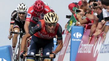 Vincenzo Nibali supera a Chris Froome en una llegada en alto durante la Vuelta a Espa&ntilde;a 2017.