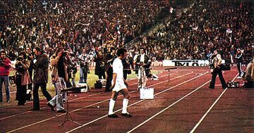 En 1976, Amancio se retiraba del mundo del f¨²tbol. El jugador madridista se fue con mal sabor de boca: fue expulsado en el que ser¨ªa su ¨²ltimo partido en la Copa de Europa. Ser¨ªa en M¨²nich cuando empez¨® a correr el rumor de que el gallego se marchar¨ªa del conjunto blanco: pas¨® a engrosar el staff t¨¦cnico del conjunto blanco, pero los blancos perd¨ªan el jugador-enlace entre dos grandes equipos: el que emparentaba a los ganadores de las cinco primeras Copas de Europa y su relevo, el Madrid de los ye-y¨¦s, el equipo donde 11 jugadores espa?oles se impusieron al Partizan en una final ag¨®nica.