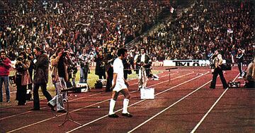 En 1976, Amancio se retiraba del mundo del fútbol. El jugador madridista se fue con mal sabor de boca: fue expulsado en el que sería su último partido en la Copa de Europa. Sería en Múnich cuando empezó a correr el rumor de que el gallego se marcharía del conjunto blanco: pasó a engrosar el staff técnico del conjunto blanco, pero los blancos perdían el jugador-enlace entre dos grandes equipos: el que emparentaba a los ganadores de las cinco primeras Copas de Europa y su relevo, el Madrid de los ye-yés, el equipo donde 11 jugadores españoles se impusieron al Partizan en una final agónica.