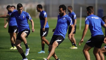 Entrenamiento del Granada. Germ&aacute;n golpea el bal&oacute;n.