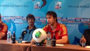 Julen Lopetegui y Óliver Torres, en rueda de prensa en Estambul.