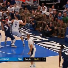 La acción de Doncic que aún no habíamos visto: 'se baja al barro' contra tres rivales