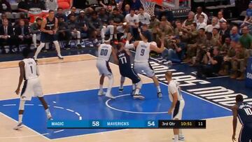 La acción de Doncic que aún no habíamos visto: 'se baja al barro' contra tres rivales