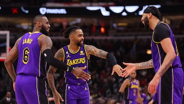 CHICAGO, ILLINOIS - MARCH 29: LeBron James #6, D'Angelo Russell #1 and Anthony Davis #3 of the Los Angeles Lakers celebrate against the Chicago Bulls during the second half at United Center on March 29, 2023 in Chicago, Illinois. NOTE TO USER: User expressly acknowledges and agrees that, by downloading and or using this photograph, User is consenting to the terms and conditions of the Getty Images License Agreement.   Michael Reaves/Getty Images/AFP (Photo by Michael Reaves / GETTY IMAGES NORTH AMERICA / Getty Images via AFP)