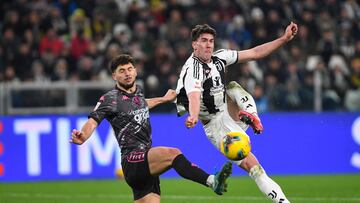 Soccer Football - Coppa Italia - Quarter Final - Juventus v Empoli - Allianz Stadium, Turin, Italy - February 26, 2025 Juventus' Dusan Vlahovic in action with Empoli's Liberato Cacace REUTERS/Massimo Pinca