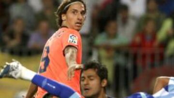 <b>IBRAHIMOVIC, PRESENTE. </b>Acrobática postura de Weligton en presencia de Munúa. Al fondo, el crack sueco presencia la escena.