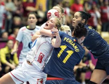 Gabriela Perianu, jugadora de la selección de Balonmano de Rumanía, para el lanzamiento de la noruega Veronika Kristiansen durante el partido de semifinales del Campeonato del Mundo en Herning, Dinamarca.