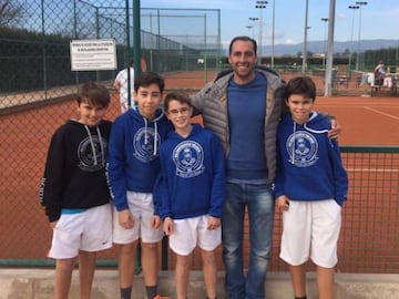 Javier García Sintes con sus alumnos de la escuela de tenis