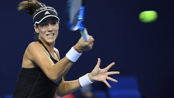 Garbiñe Muguruza devuelve una bola ante Shuai Zhang durante su partido en el WTA Elite Trophy Zhuhai en el Hengqin Tennis Center de Zhuhai, China.