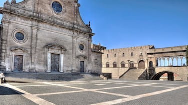 El conclave m¨¢s largo de la historia dur¨® 1.006 d¨ªas, hubo cardenales muertos y todos terminaron encerrados a pan y agua