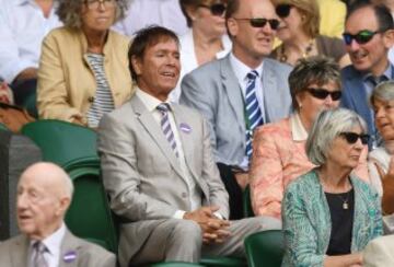 Cliff Richard otro famoso que hoy contempla uno de los torneos más importantes del tenis mundial.