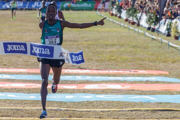 Thierry Ndikunwenayo, del equipo Playas de Castelln, se ha proclamado campen en el XVIII Cross Internacional de Atapuerca. 