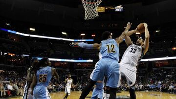 MEM01. MEMPHIS (TN, EE.UU.), 08/11/2016.- Jarnell Stokes (i) de Nuggets ante Marc Gasol (d) de Grizzlies hoy, 8 de noviembre de 2016, en un juego de la NBA en el FedExForum de Memphis, Tennessee. EFE/MIKE BROWN