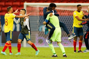 El equipo de Reinaldo Rueda derrotó a Uruguay en penales y avanzó a la siguiente ronda del torneo continental. David Ospina, la gran figura en Brasilia.