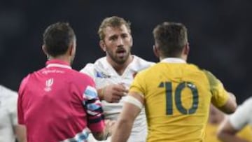 El capit&aacute;n ingl&eacute;s Robshaw habla con el &aacute;rbitro y el australiano Foley durante el encuentro del pasado s&aacute;bado.