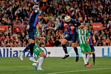 1-0. Centro desde la derecha de Raphinha y Andreas Christensen remata de cabeza, desde el borde del área pequeña del conjunto bético, para mandar el balón al fondo de la portería de Rui Silva.