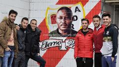 Jugadores de la primera plantilla del Rayo Vallecano en el homenaje a Wilfred.