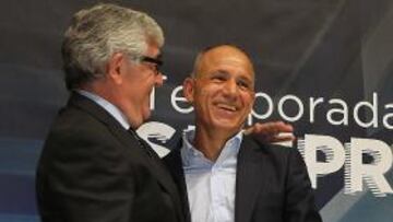 <b>DESPEDIDA. </b>Fernando Molinos se abraza a Dani Sánchez Llibre ayer en su despedida del Espanyol.