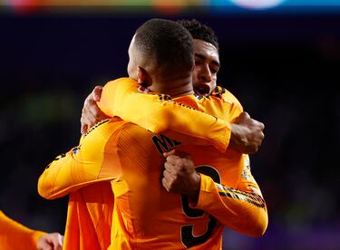 Jude Bellingham celebró de esta manera junto a Mbappé la primera anotación del partido.