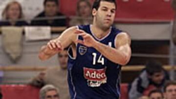 <B>OPCIONES DE FUTURO.</B> Alfonso Reyes sopesa su futuro. La renovación con Estudiantes no está clara y está abierto a ofertas como la de Pamesa.