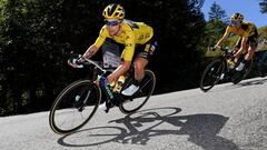 Primoz Roglic rueda junto a Sepp Kuss durante la cuarta etapa del Criterium du Dauphine 2020,