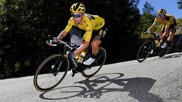 Primoz Roglic rueda junto a Sepp Kuss durante la cuarta etapa del Criterium du Dauphine 2020,